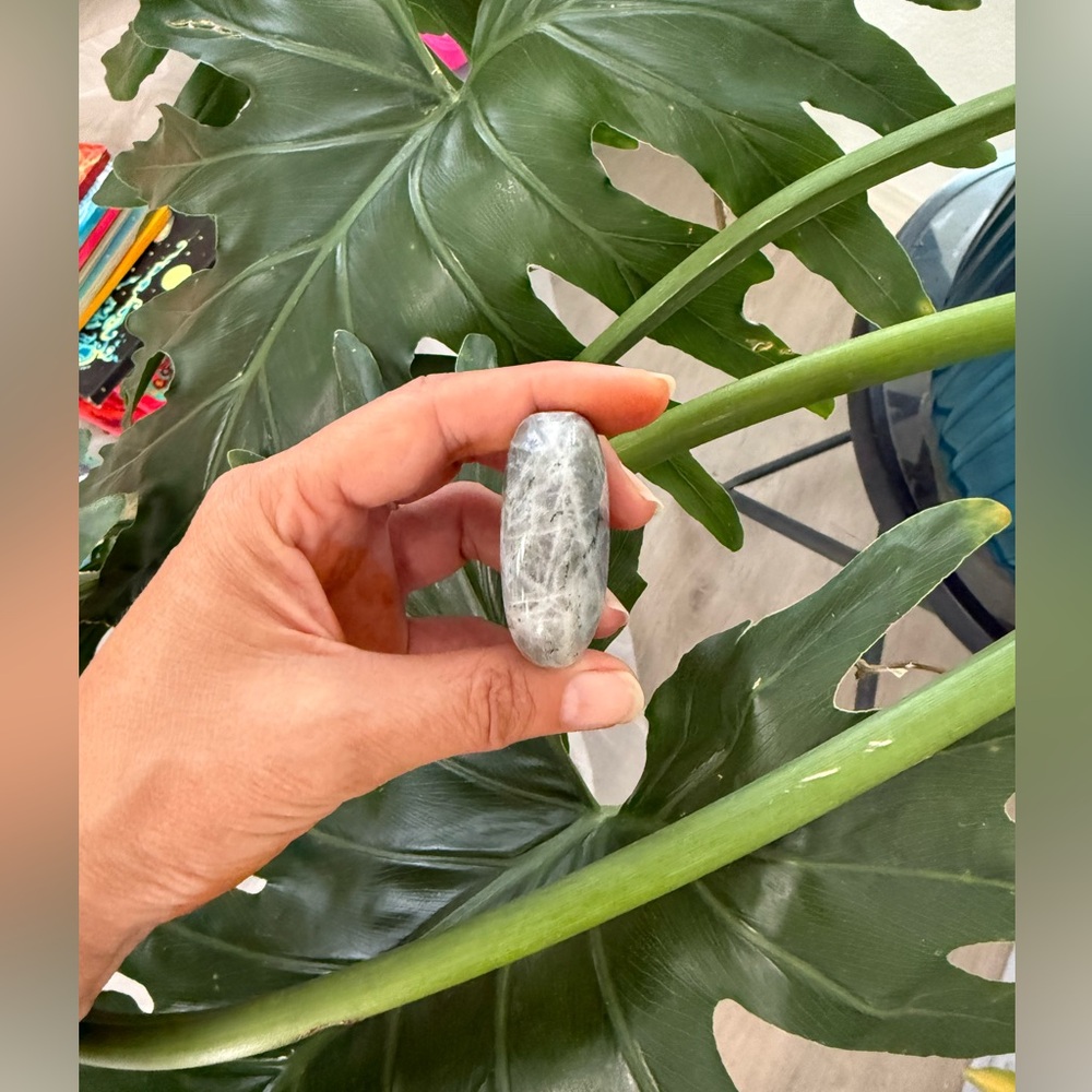 Labradorite Palmstone - Picture 2 of 4